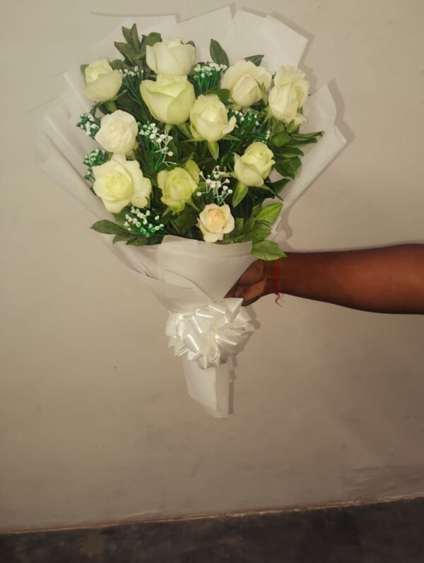 12 White Roses – Pure Elegance by 85 Flowers - Image 3